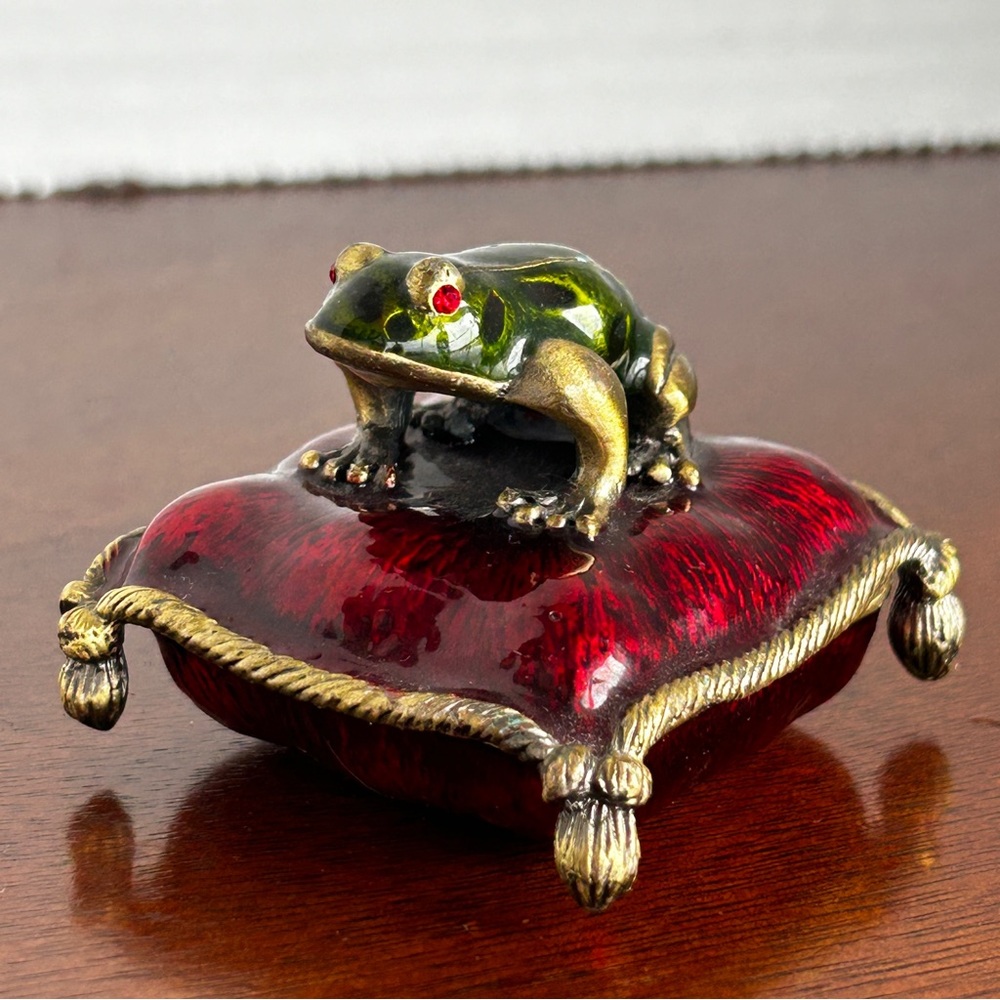 Frog Sitting on a Pillow Metal Trinket Box